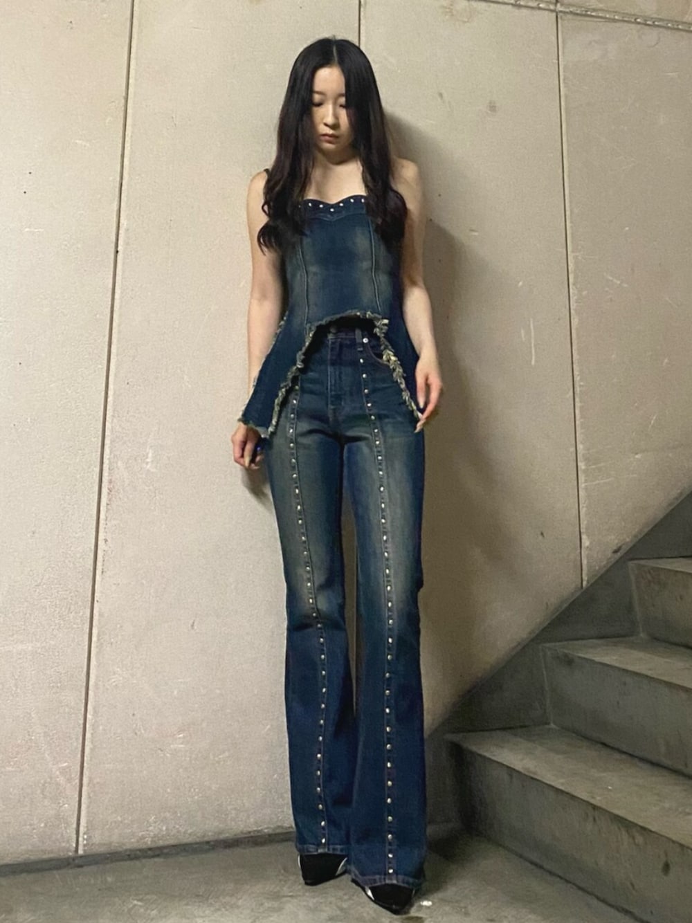 ブルー系のキャミソール、ブルー系のデニムパンツ、ブラック系のパンプスを着用したレディースの夏コーディネートの1枚目の写真