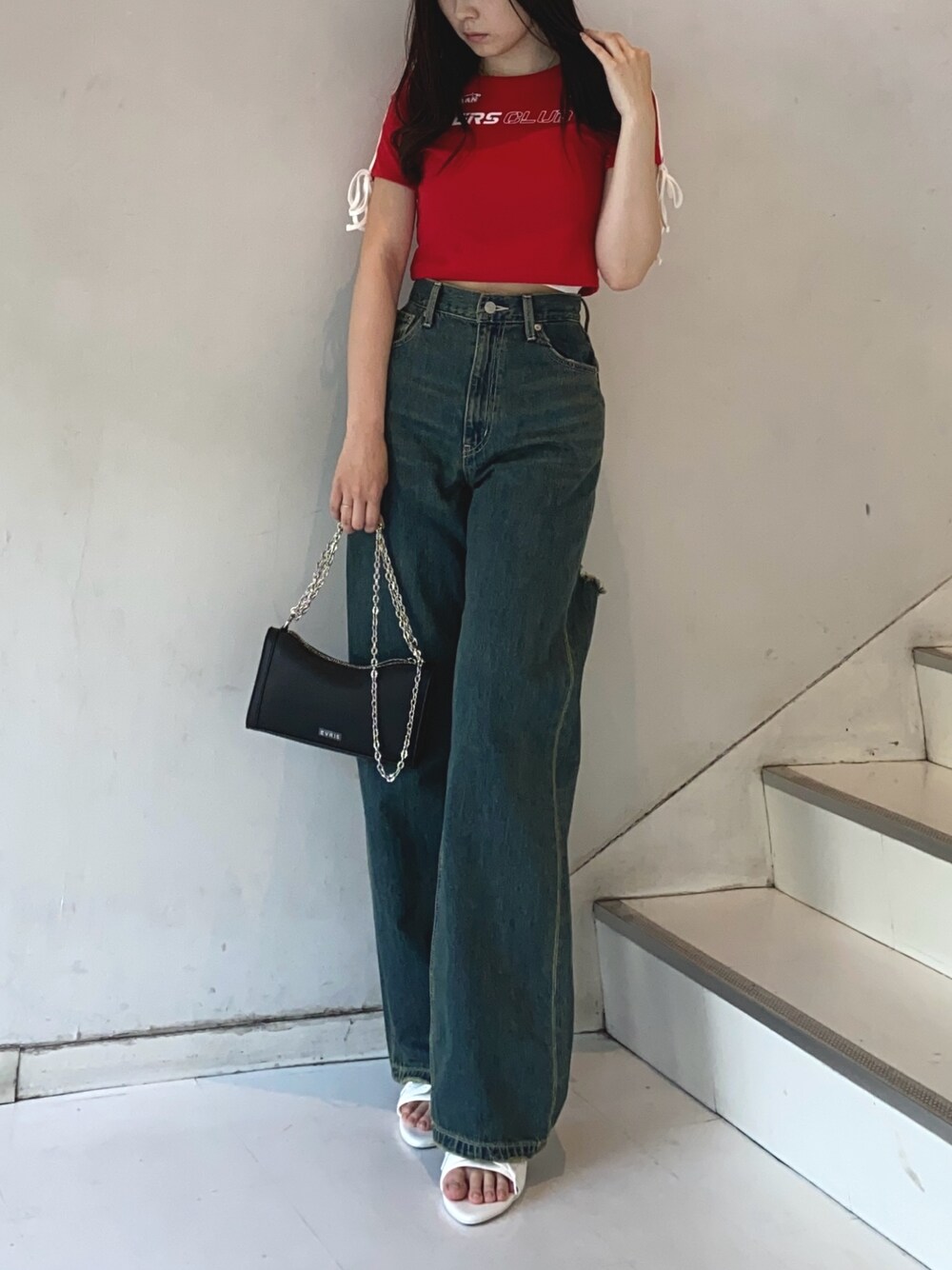 レッド系のTシャツ/カットソー、ブルー系のデニムパンツ、ホワイト系のサンダルを着用したレディースの夏コーディネートの1枚目の写真