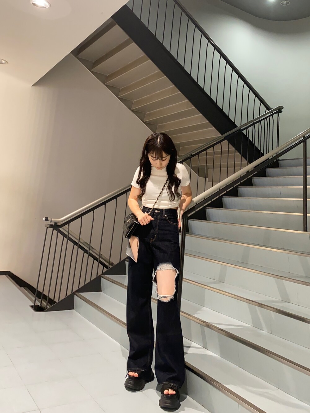 ホワイト系のTシャツ/カットソー、ブラック系のショルダーバッグ、ブルー系のデニムパンツを着用したレディースの夏コーディネートの1枚目の写真