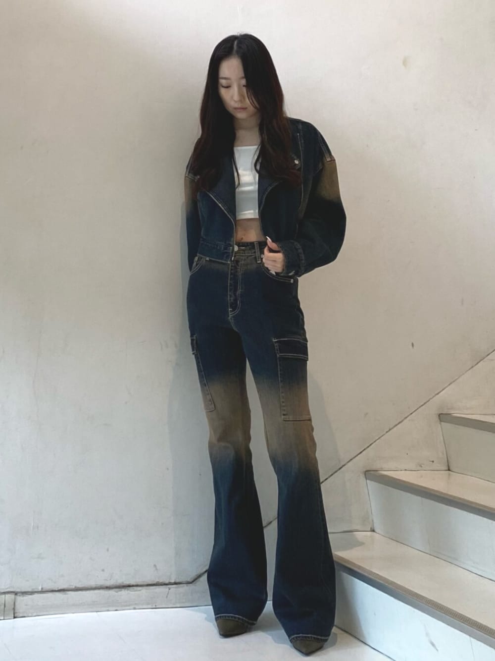 ブルー系のデニムジャケット、ブルー系のデニムパンツ、ホワイト系のTシャツ/カットソーを着用したレディースの秋コーディネートの1枚目の写真