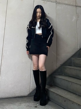 「アイテム（デニムスカート）」を使った、林瑞季さん（レディース・159cm）の秋コーディネート