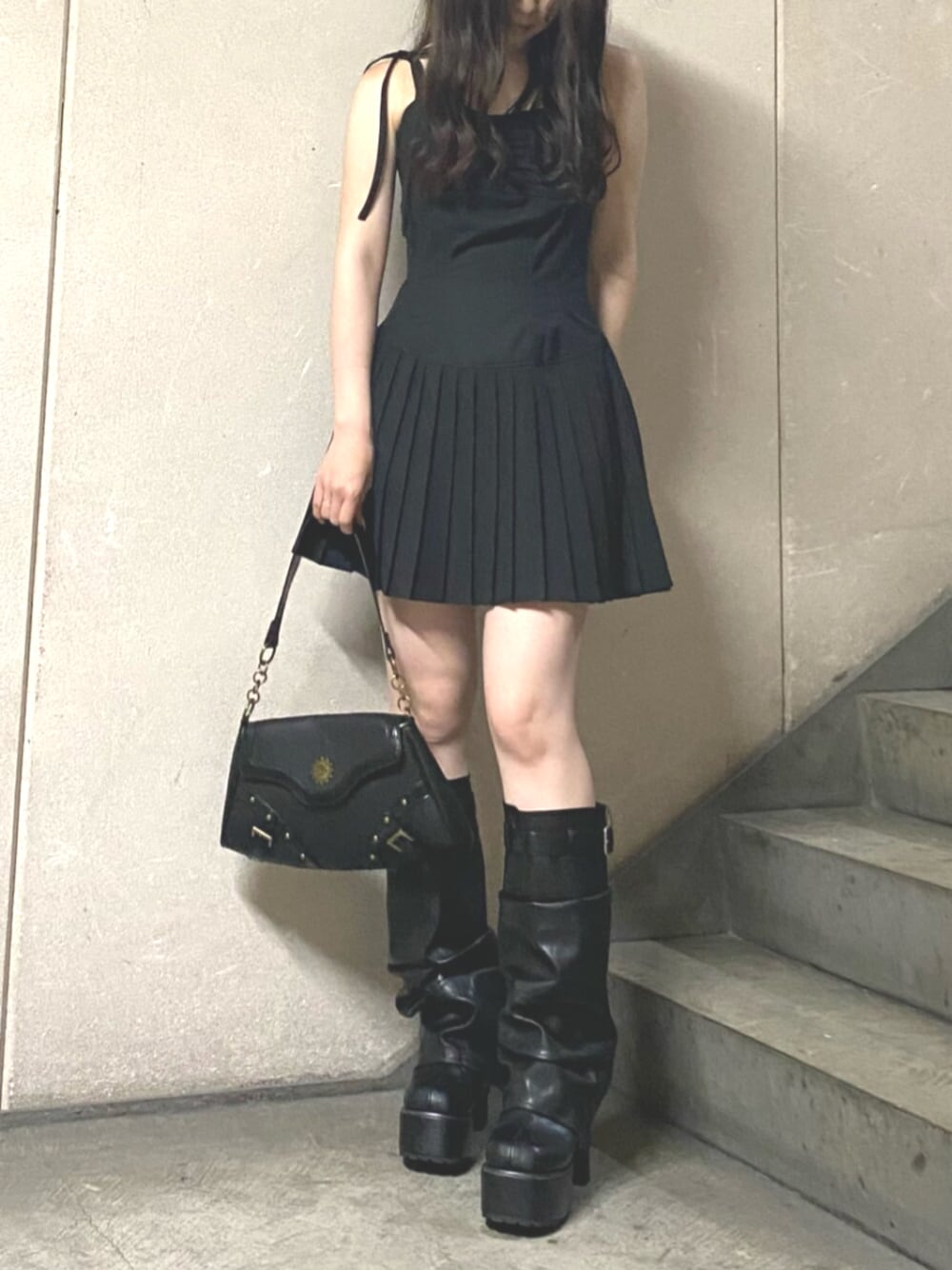 「EVRISのショルダーリボンプリーツミニワンピース（ワンピース、ブラック系）」を使った、林瑞季さん（レディース・159cm）の夏コーディネートの1枚目の写真