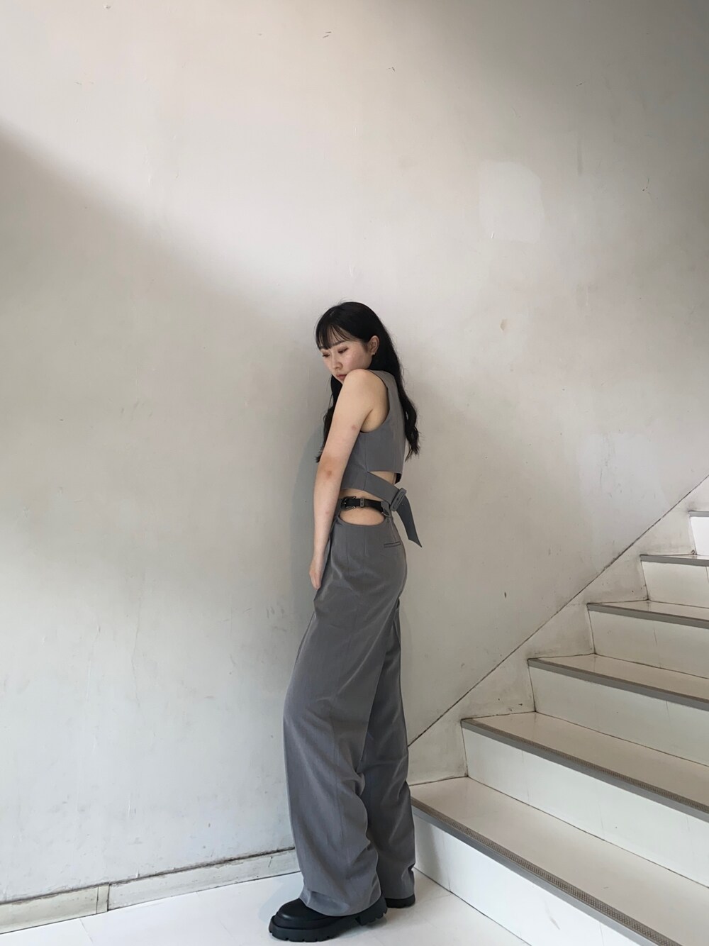 グレー系のシャツ/ブラウス、グレー系のその他パンツ、ブラック系のブーツを着用したレディースの夏コーディネートの1枚目の写真