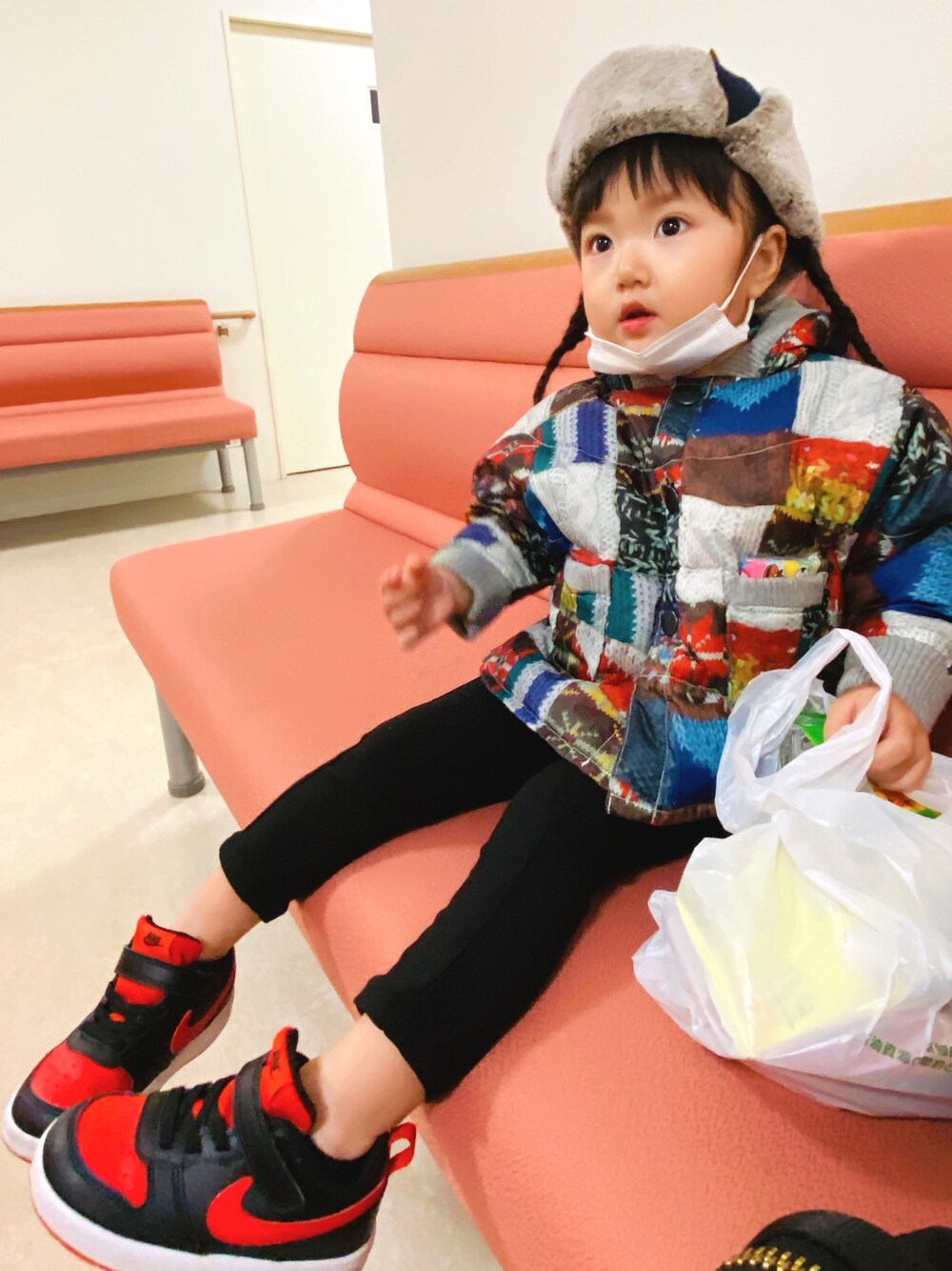 「ファー小物、病院コーデ」｜「NIKEのアイテム（スニーカー、レッド系）」を使った、kakr0804さん（キッズ・90cm）の冬コーディネートの1枚目の写真