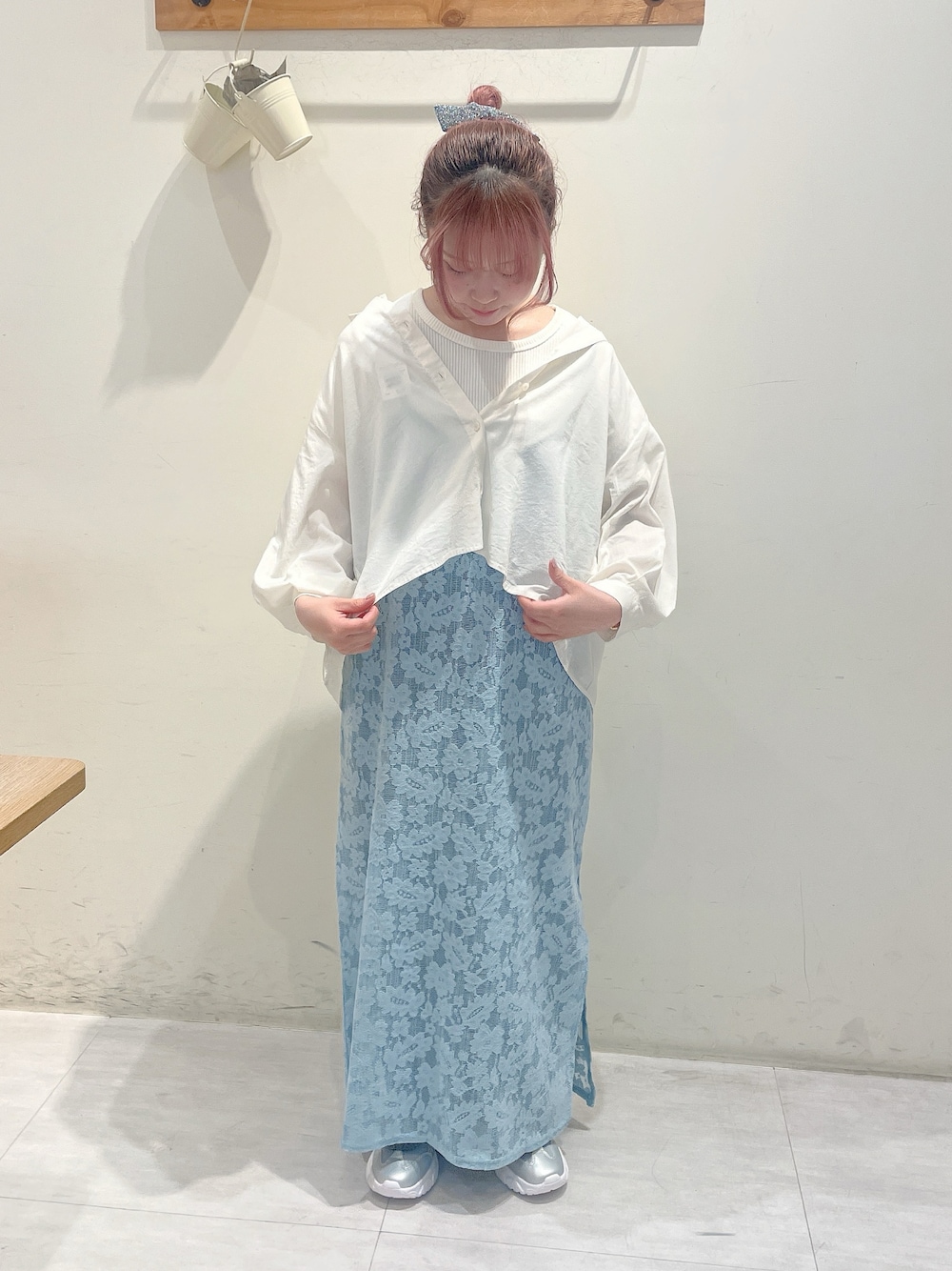 ホワイト系のシャツ/ブラウス、ブルー系のワンピース/ドレス、グレー系のその他パンツを着用したレディースの春コーディネートの1枚目の写真