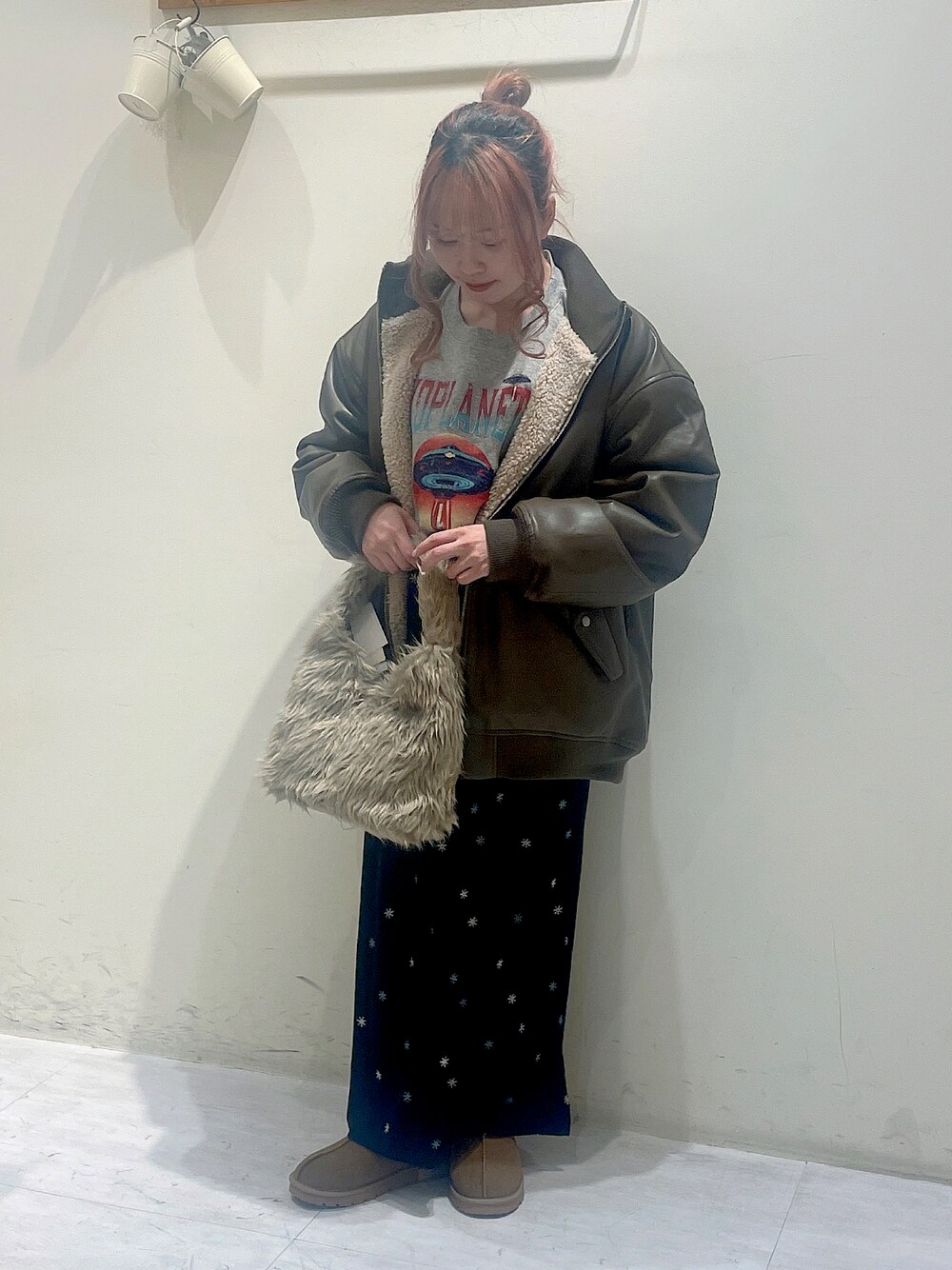 ブラウン系のジャケット/アウター、グレー系のTシャツ/カットソー、ブラック系のスカートを着用したレディースの冬コーディネートの1枚目の写真