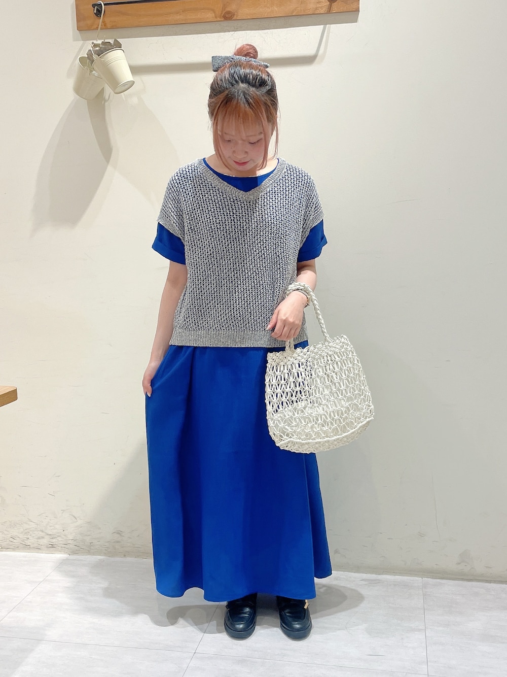 「Samansa Mos2 blue、blue、低身長コーデ、夏コーデ、お出かけコーデ、きれいめカジュアル、オトナカジュアル、ワンピース、ベスト」｜「Samansa Mos2 blueのメランジラメメッシュニットベスト（ニット/セーター、グレー系）」を使った、ayuさん（レディース・150cm）の春コーディネートの1枚目の写真