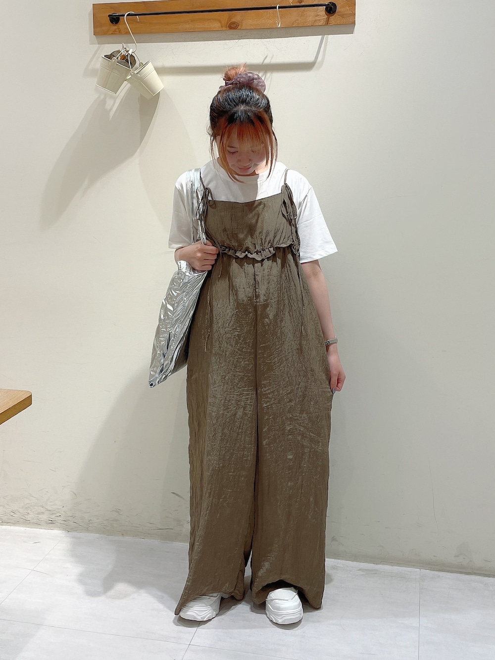 「Samansa Mos2 blue、夏コーデ、低身長、オトナカジュアル、シンプルコーデ、きれいめカジュアル、Tシャツ、白Tシャツ、サロペット」｜「Samansa Mos2 blueの【接触冷感】ロゴプリントTシャツ（Tシャツ/カットソー、ホワイト系）」を使った、ayuさん（レディース・150cm）の夏コーディネートの1枚目の写真