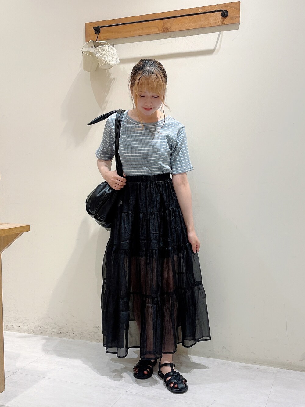 ブルー系のTシャツ/カットソー、ブラック系のその他パンツ、ブラック系のスカートを着用したレディースの夏コーディネートの1枚目の写真