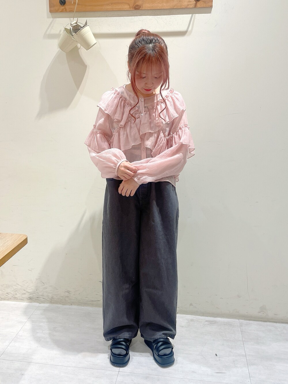 ピンク系のシャツ/ブラウス、ホワイト系のタンクトップ、グレー系のその他パンツを着用したレディースの春コーディネートの1枚目の写真