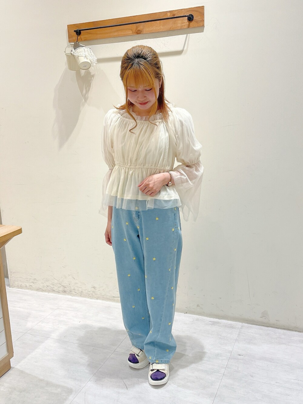 ホワイト系のシャツ/ブラウス、ブルー系のデニムパンツ、ホワイト系のタンクトップを着用したレディースの春コーディネートの1枚目の写真