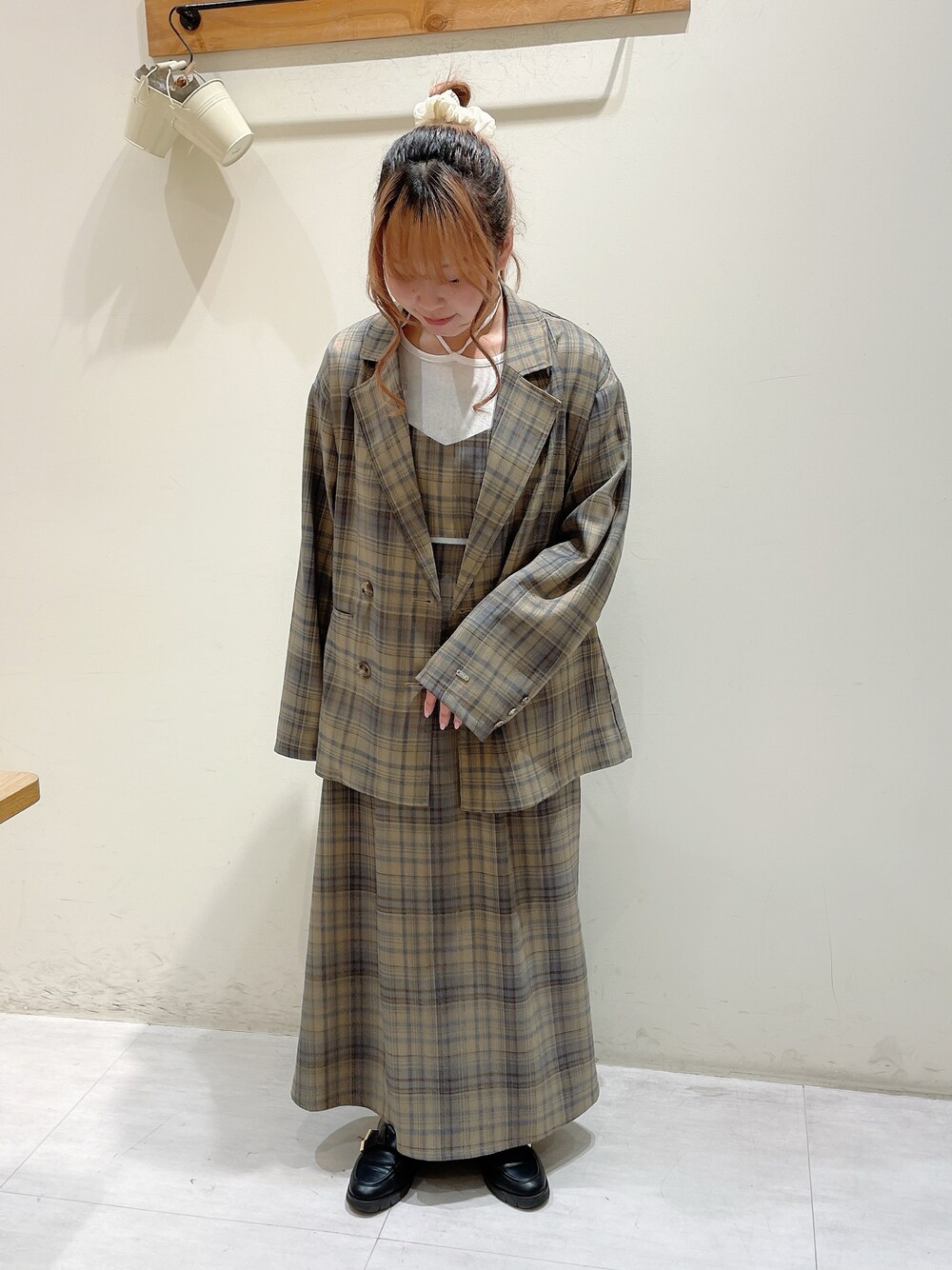 ブラウン系のノーカラージャケット、ホワイト系のTシャツ/カットソー、ブラウン系のワンピースを着用したレディースの春コーディネートの1枚目の写真