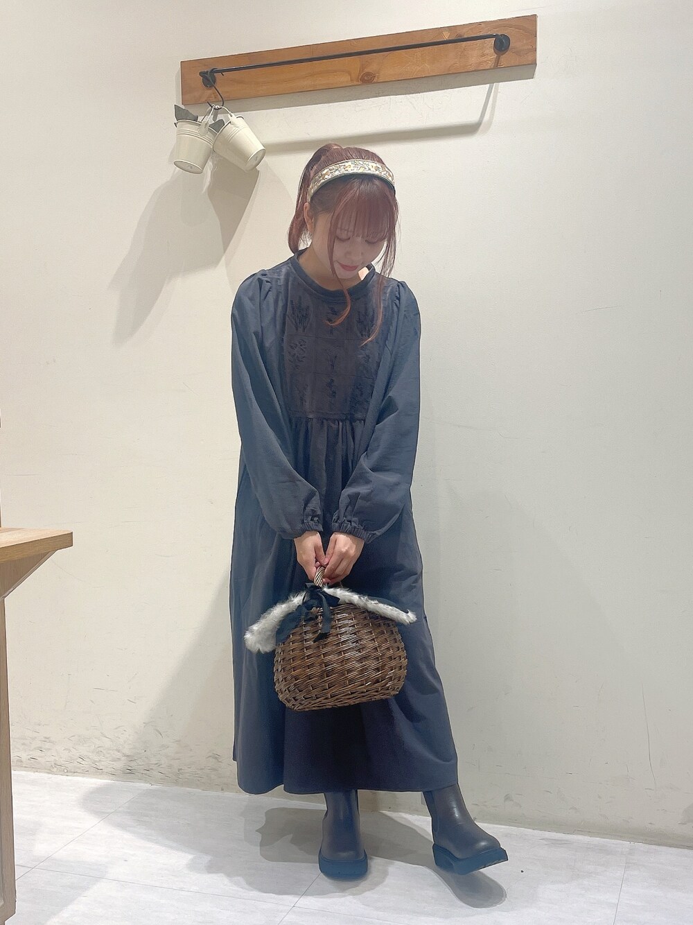 「Samansa Mos2、サマンサ モスモス(Samansa Mos2)、SM2、低身長、秋コーデ、モノトーン、ガーリー、ナチュラル、刺繍、ワンピース、かごバッグ、kazumiコラボ、ブーツ」｜「Samansa Mos2の【Sサイズ】ベロア植物図鑑柄刺繍ワンピース（ワンピース、グレー系）」を使った、ayuさん（レディース・150cm）の秋コーディネートの1枚目の写真