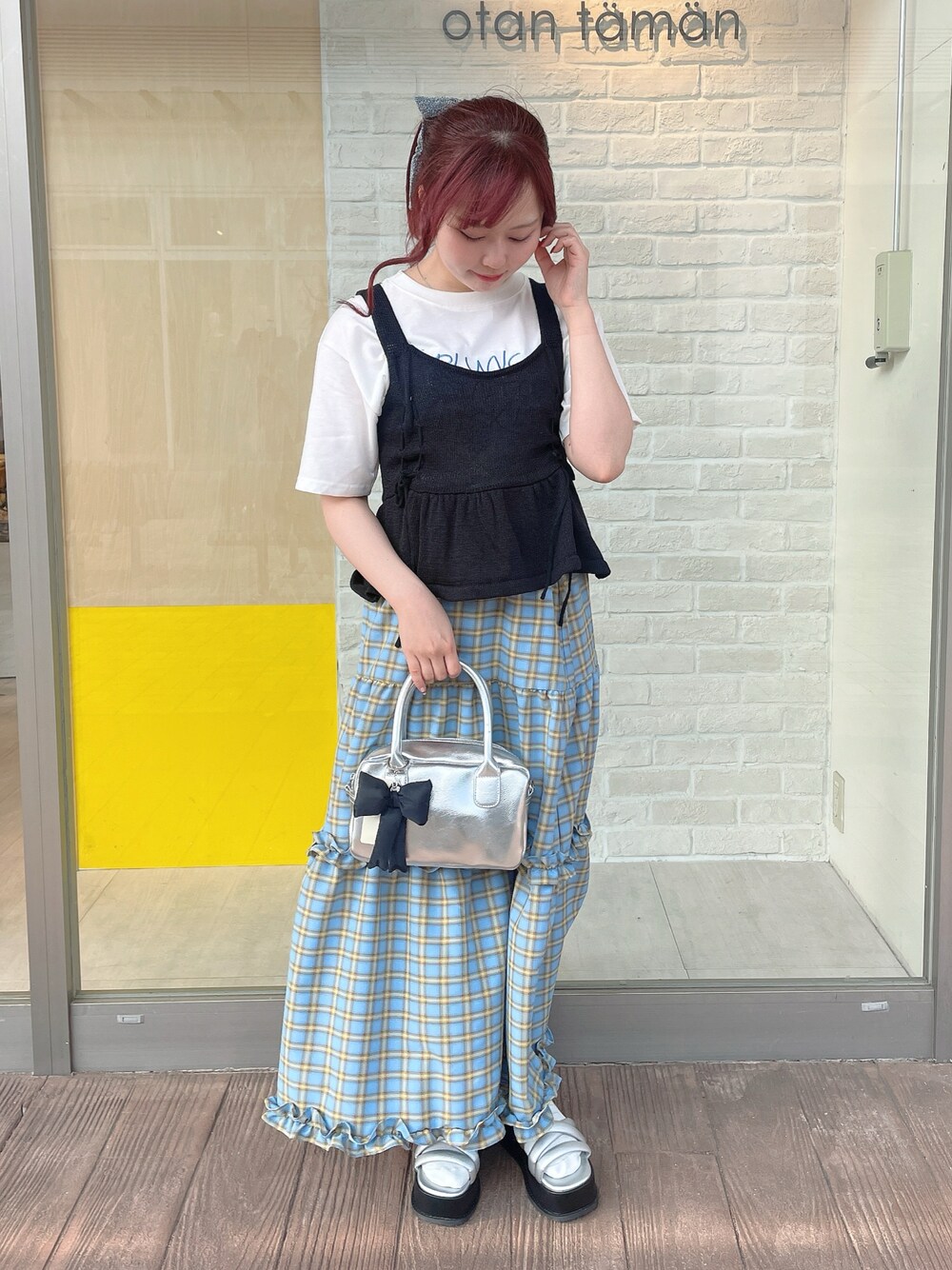 ホワイト系のTシャツ/カットソー、ブラック系のベスト、ブルー系のスカートを着用したレディースの春コーディネートの1枚目の写真