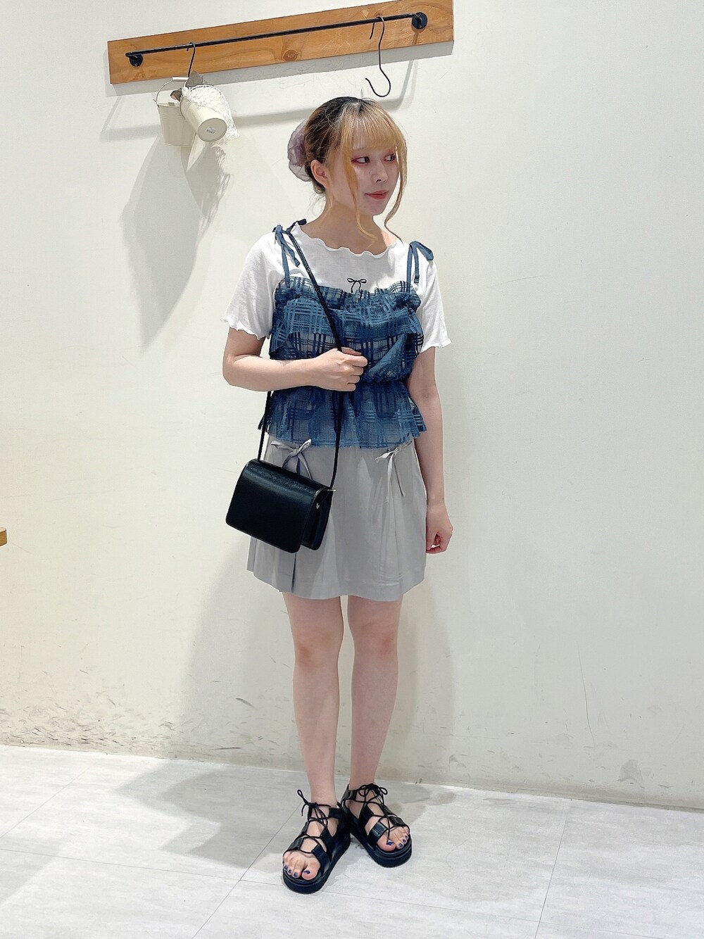 ホワイト系のTシャツ/カットソー、ブルー系のシャツ/ブラウス、グレー系のスカートを着用したレディースの夏コーディネートの1枚目の写真