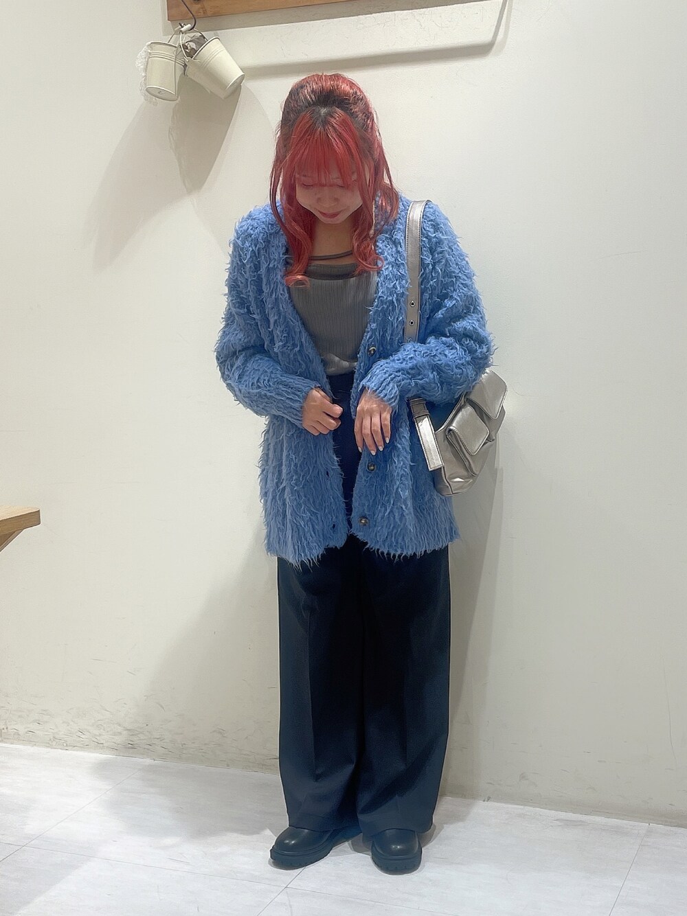 ブルー系のカーディガン/ボレロ、グレー系のTシャツ/カットソー、ブラック系のパンツを着用したレディースの秋コーディネートの1枚目の写真