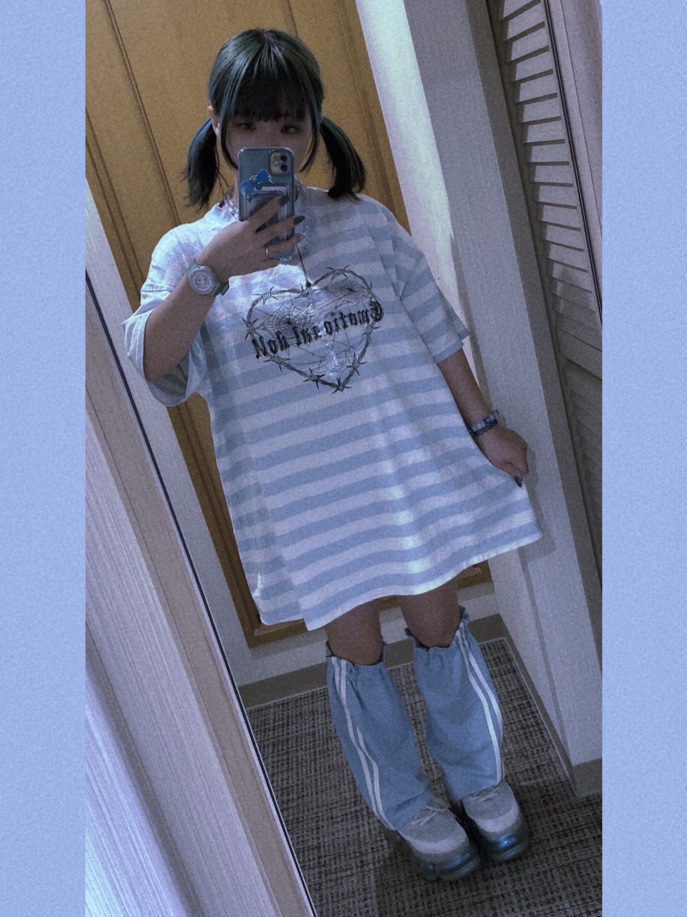 「夏コーデ、サブカル、水色系統、天使界隈、楽チンコーデ、ラフコーデ、部屋着、Tシャツ、水色」｜「MIKIO SAKABEのアイテム（スニーカー、グレー系）」を使った、momojimさん（骨格ストレート・レディース・143cm）の夏コーディネートの1枚目の写真