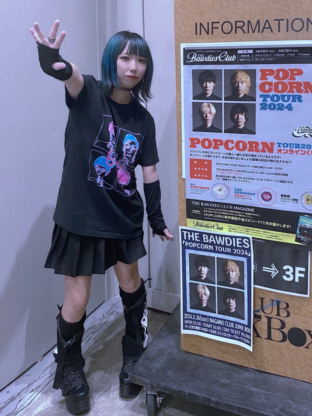 「ライブコーデ、バンドT、プリーツスカート、プチプラコーデ、厚底スニーカー、レッグウォーマー、アームウォーマー、ブラックコーデ、ロックスタイル、ストリート、サブカル」｜「YOSUKEの「YOSUKE/ヨースケ」厚底ベルティッドスニーカー（スニーカー、ブラック系）」を使った、momojimさん（骨格ストレート・レディース・143cm）の春コーディネートの1枚目の写真