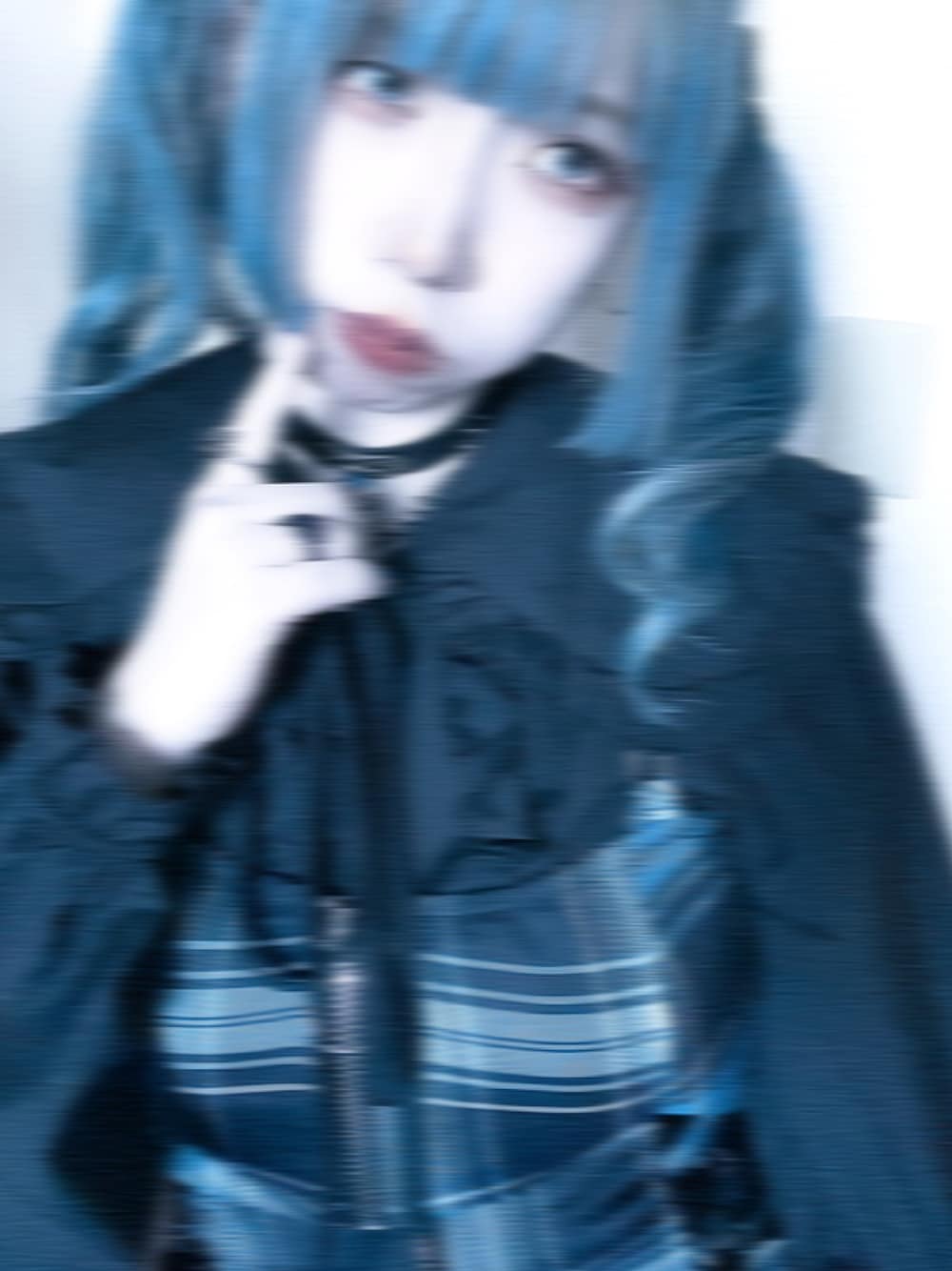 「プチプラ、shein、地雷、サブカル、ゴスロリ、黒、原宿系、チェックワンピース、青」｜「SHEINのアイテム（ワンピース、ブルー系）」を使った、momojimさん（骨格ストレート・レディース・143cm）の春コーディネートの1枚目の写真