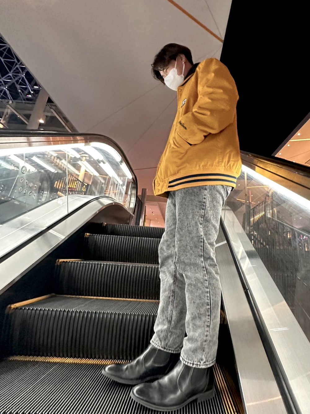 「WEGOのアイテム（パンツ、グレー系）」を使った、kobakobayさん（メンズ・170cm）の冬コーディネートの1枚目の写真