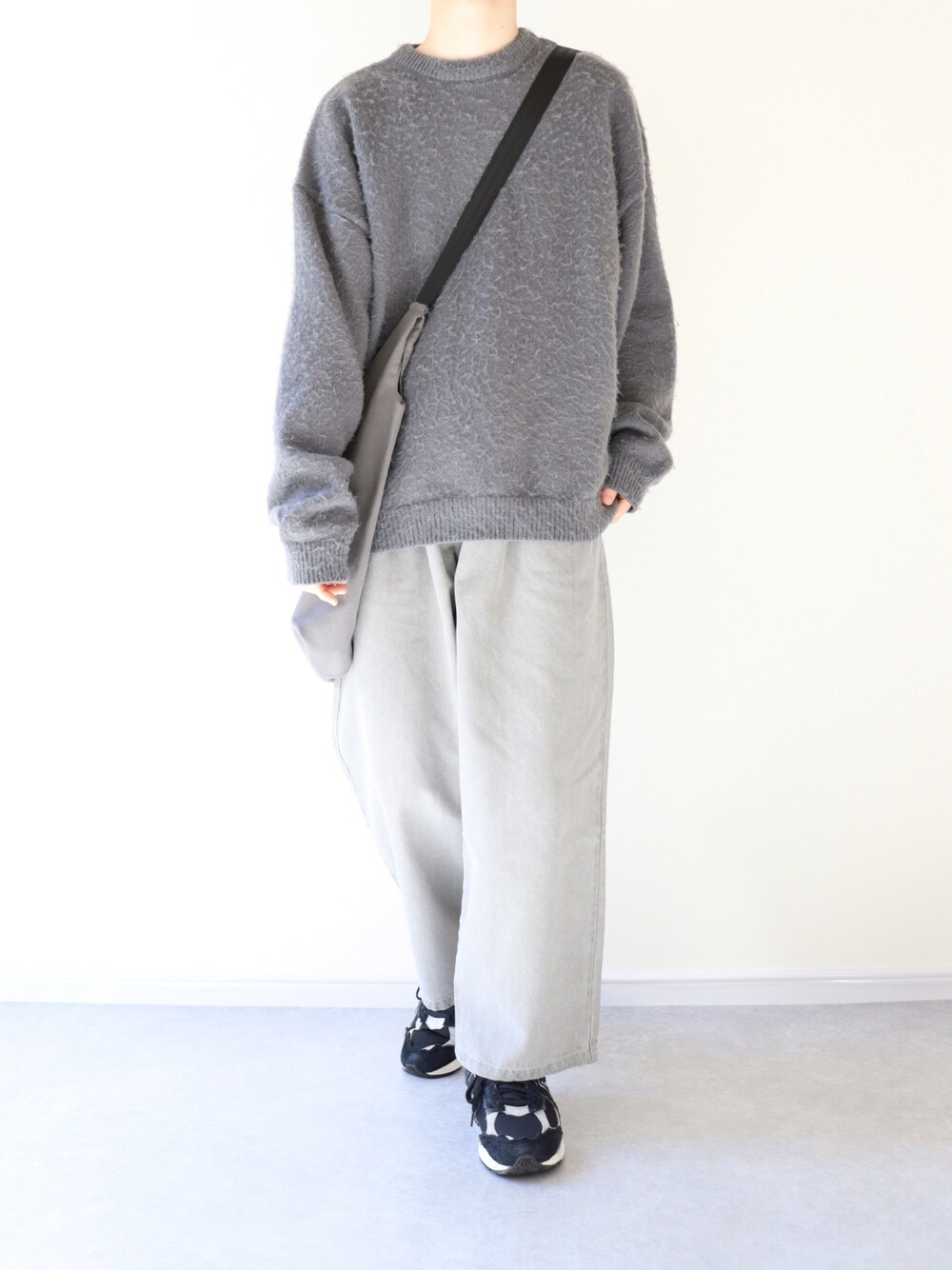 「シンプル、シャギーニット、デニムパンツ、ニューバランス、グレー、春コーデ」｜「RUUBONの【RUUBON】 crew neck shaggy knit / クルーネック シャギーニット（ニット/セーター、グレー系）」を使った、Hiromuさん（メンズ・180cm）の冬コーディネートの1枚目の写真
