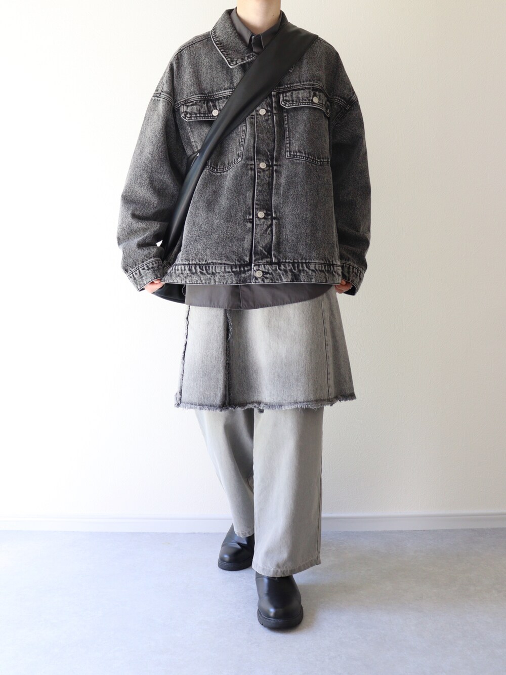 「レイヤードスタイル、デニムジャケット、スカート、デニムパンツ、秋コーデ」｜「RUUBONの【RUUBON】 12.5oz wide denim jacket / 12.5oz ワイドデニムジャケット（デニムジャケット、グレー系）」を使った、Hiromuさん（メンズ・180cm）の秋コーディネートの1枚目の写真