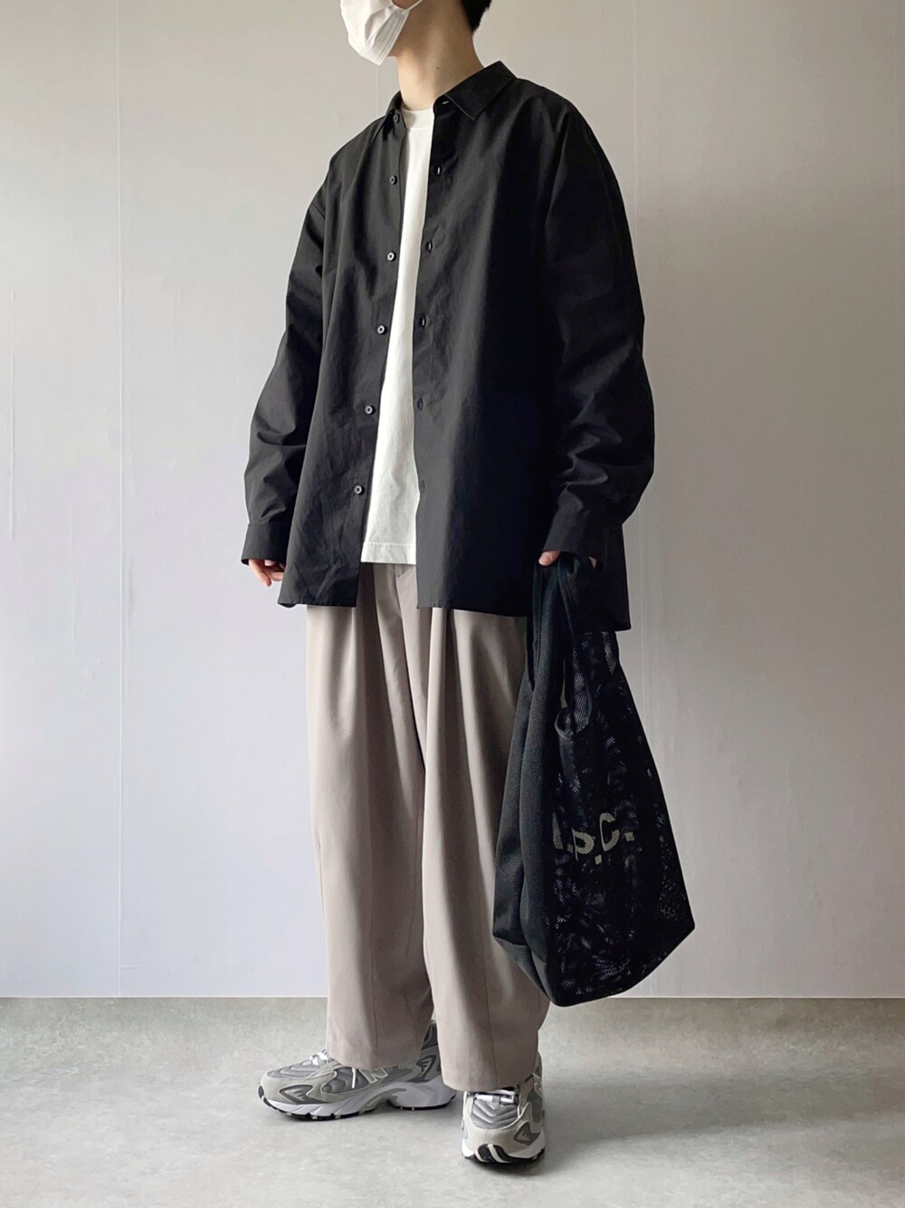 「シンプル、キレイめ、ゆったり、着回し、大学生」｜「GUのアイテム（シャツ/ブラウス、ブラック系）」を使った、Hiromuさん（メンズ・180cm）の冬コーディネートの1枚目の写真