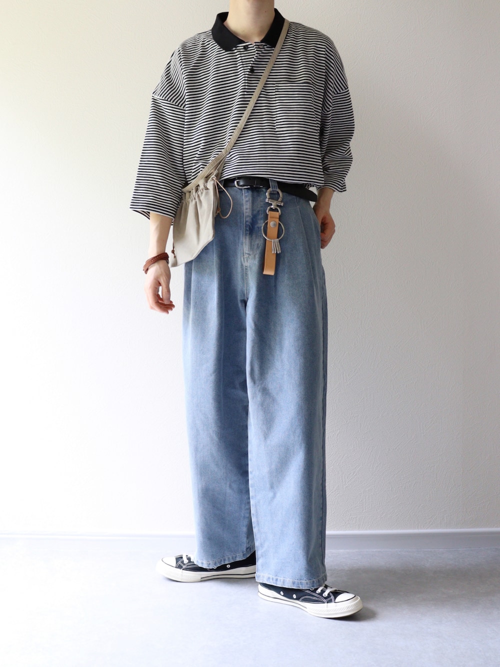 「シンプル、カジュアル、ボーダー、デニムパンツ、コンバース、ラフ、夏コーデ」｜「RUUBONの【RUUBON】moss stitch polo shirt / モスステッチ ポロシャツ（ポロシャツ、ブラック系）」を使った、Hiromuさん（メンズ・180cm）の春コーディネートの1枚目の写真