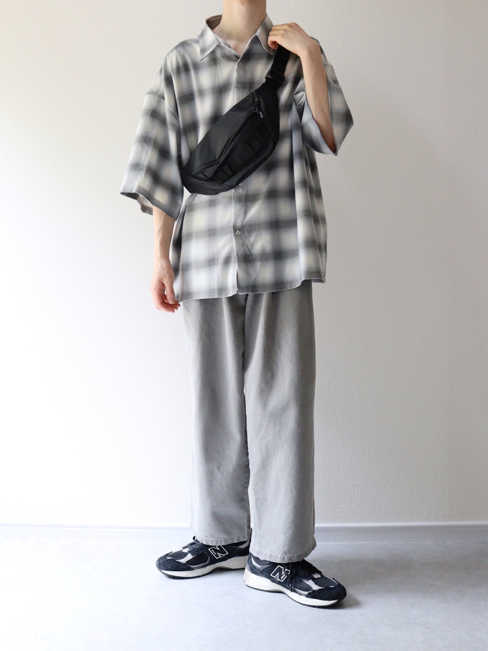 「シンプル、カジュアル、チェックシャツ、デニムパンツ、ニューバランス、夏コーデ」｜「RUUBONの【RUUBON】TR regular color shirt / TR レギュラーカラーシャツ（シャツ/ブラウス、ホワイト系）」を使った、Hiromuさん（メンズ・180cm）の春コーディネートの1枚目の写真