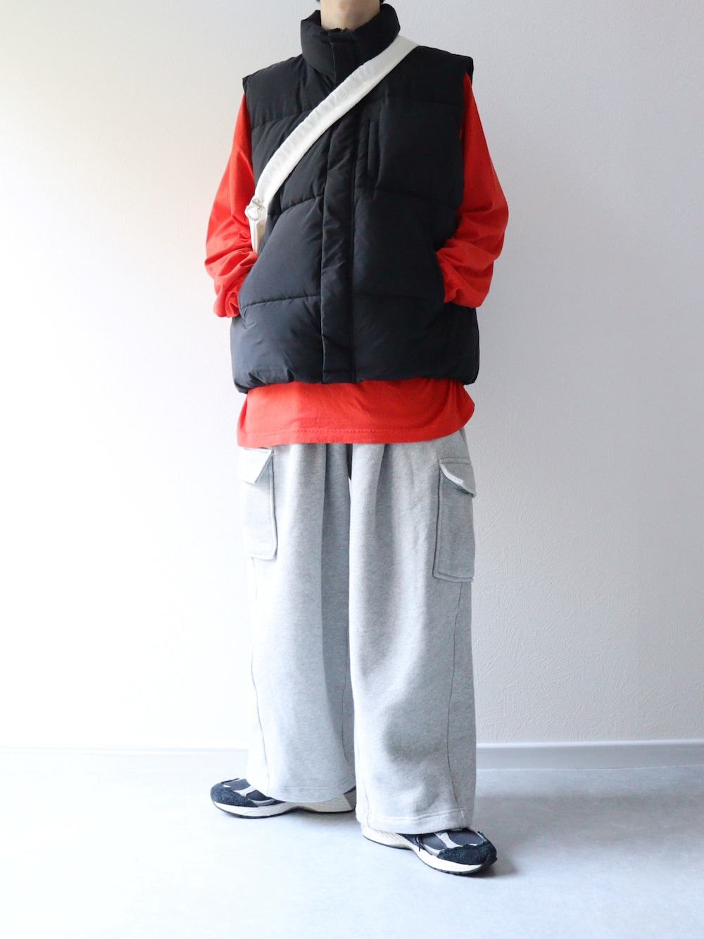 「ダウンベスト、ロンT、カーゴパンツ、スウェットパンツ、ニューバランス、秋コーデ」｜「RUUBONの【RUUBON】padded volume ecodown vest / パデッド ボリューム エコダウンベスト（ダウンベスト、ブラック系）」を使った、Hiromuさん（メンズ・180cm）の秋コーディネートの1枚目の写真