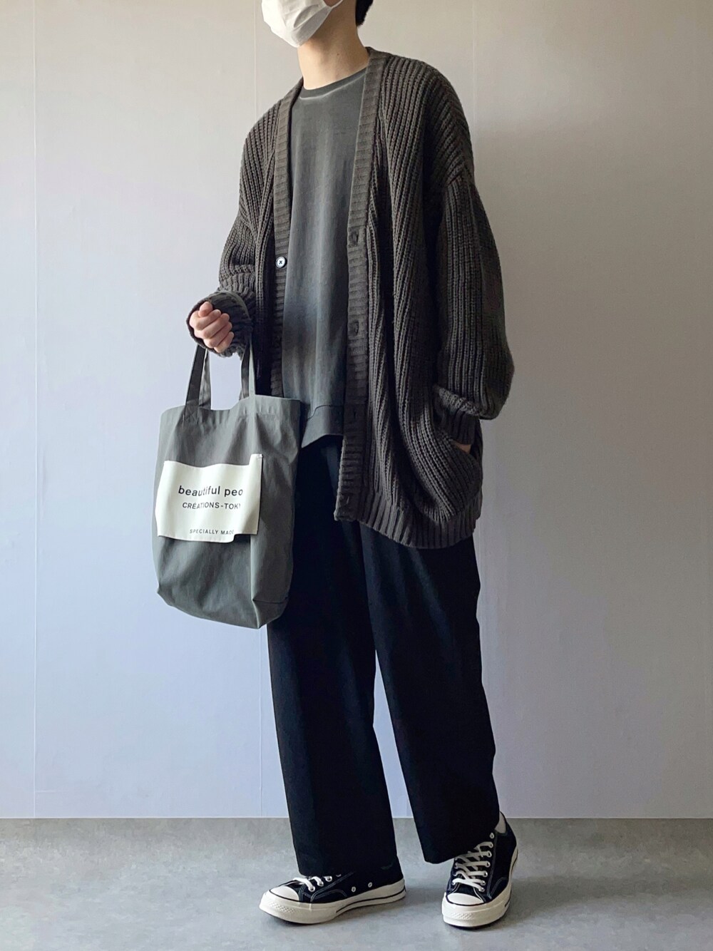 「シンプル、キレイめ、ゆったり、着回し、ワントーンコーデ、コンバース、トートバッグ、大学生」｜「EMMA CLOTHESの5G畦編みボリュームニット ルーズカーディガン 2021-2022WINTER(EMMA CLOTHES)（カーディガン/ボレロ、グレー系）」を使った、Hiromuさん（メンズ・180cm）の春コーディネートの1枚目の写真