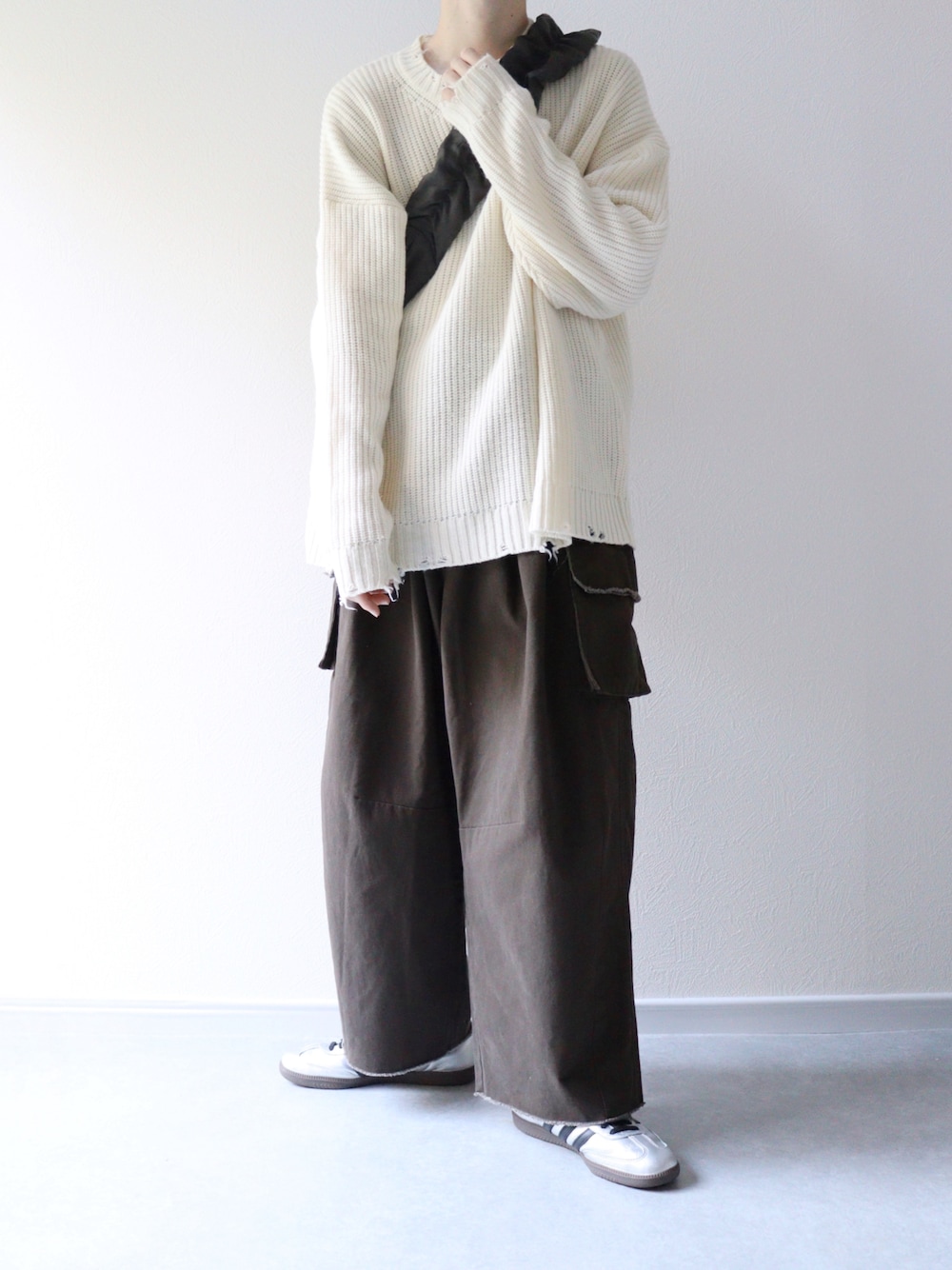 「カジュアル、ニット、カーゴパンツ、シルバーシューズ、秋コーデ」｜「MAISON SPECIALの《ユニセックスアイテム》プライムオーバークラッシュ畦ニットプルオーバー【MAISON SPECIAL/メゾンスペシャル】（ニット/セーター、ホワイト系）」を使った、Hiromuさん（メンズ・180cm）の秋コーディネートの1枚目の写真