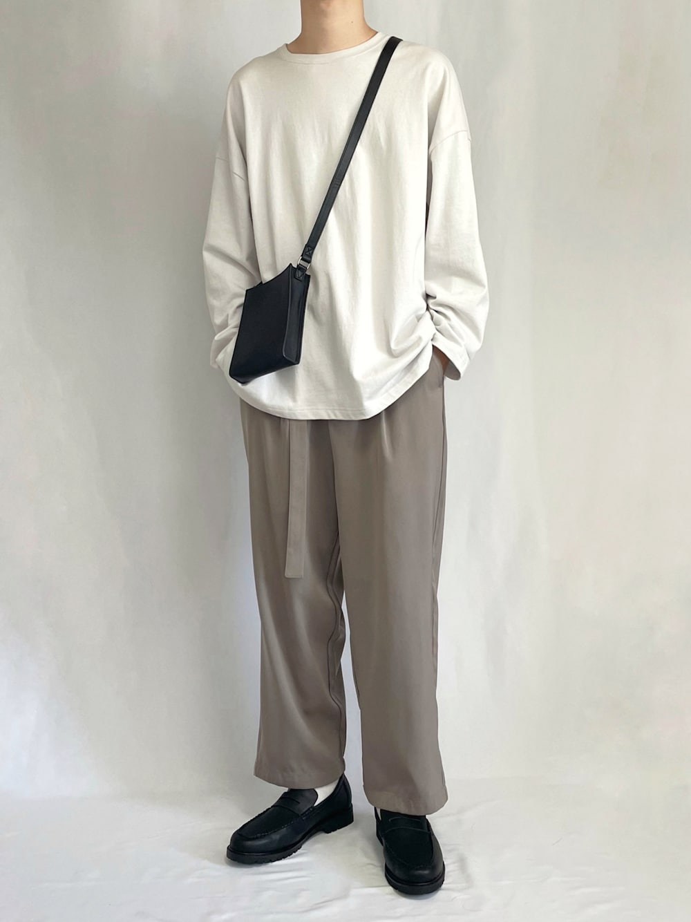 「シンプル、ロンT、大学生、キレイめ、着回し、ゆったり、秋コーデ、大学生コーデ」｜「remerのloose basic long Tee/ルーズベーシックロンTee（Tシャツ/カットソー、グレー系）」を使った、Hiromuさん（メンズ・180cm）の秋コーディネートの1枚目の写真