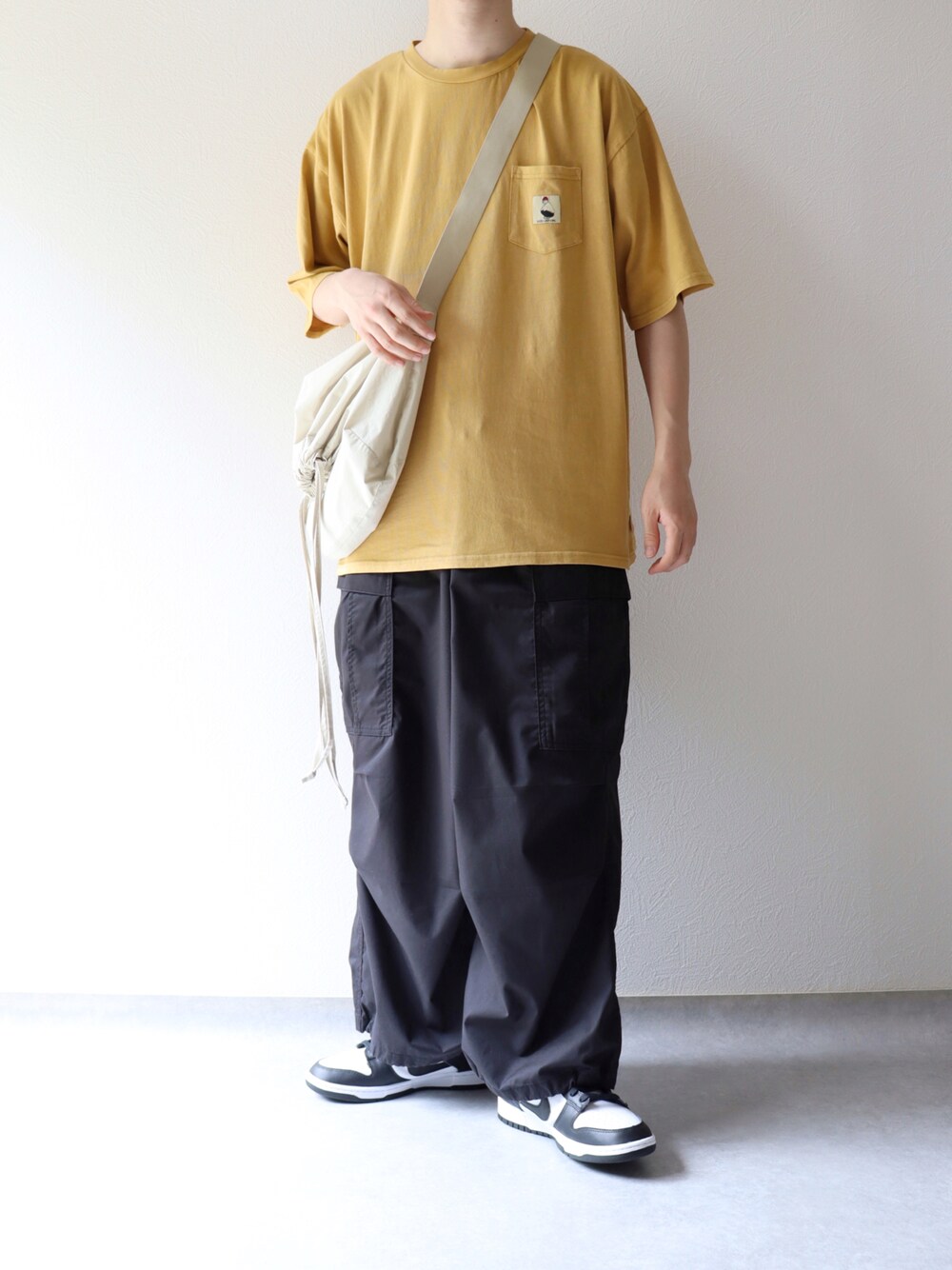 「シンプル、ストリート、Tシャツ、johnscloset、ジョンズクローゼット、redcapgirl、夏コーデ」｜「Red Cap Girlの【a-r】〔Red Cap Girl/レッドキャップガール〕ヘビーウェイト天竺 ワンポイント刺繍 ピグメントTシャツ（Tシャツ/カットソー、イエロー系）」を使った、Hiromuさん（メンズ・180cm）の春コーディネートの1枚目の写真