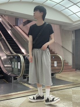 「RUUBON（ルーボン）の【RUUBON】cutoff sweat half pants / カットオフスウェットハーフパンツ（スウェットパンツ、グレー系）」を使った、Hiromuさん（メンズ・180cm）の夏コーディネート