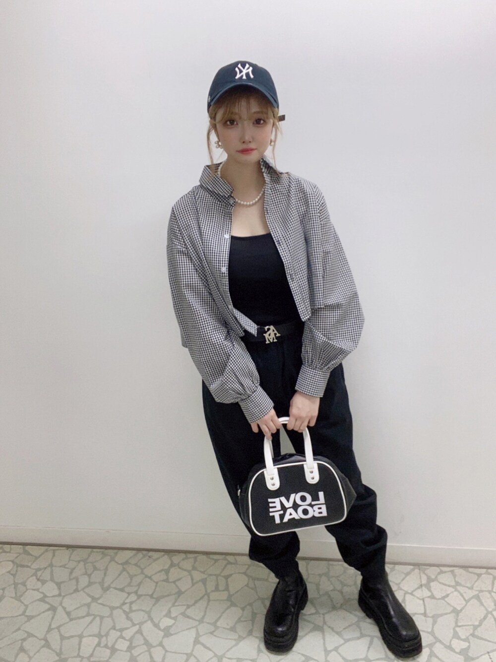 ブラック系のキャミソール、ブラック系のシャツ/ブラウス、ブラック系のバッグを着用したレディースの春コーディネートの1枚目の写真