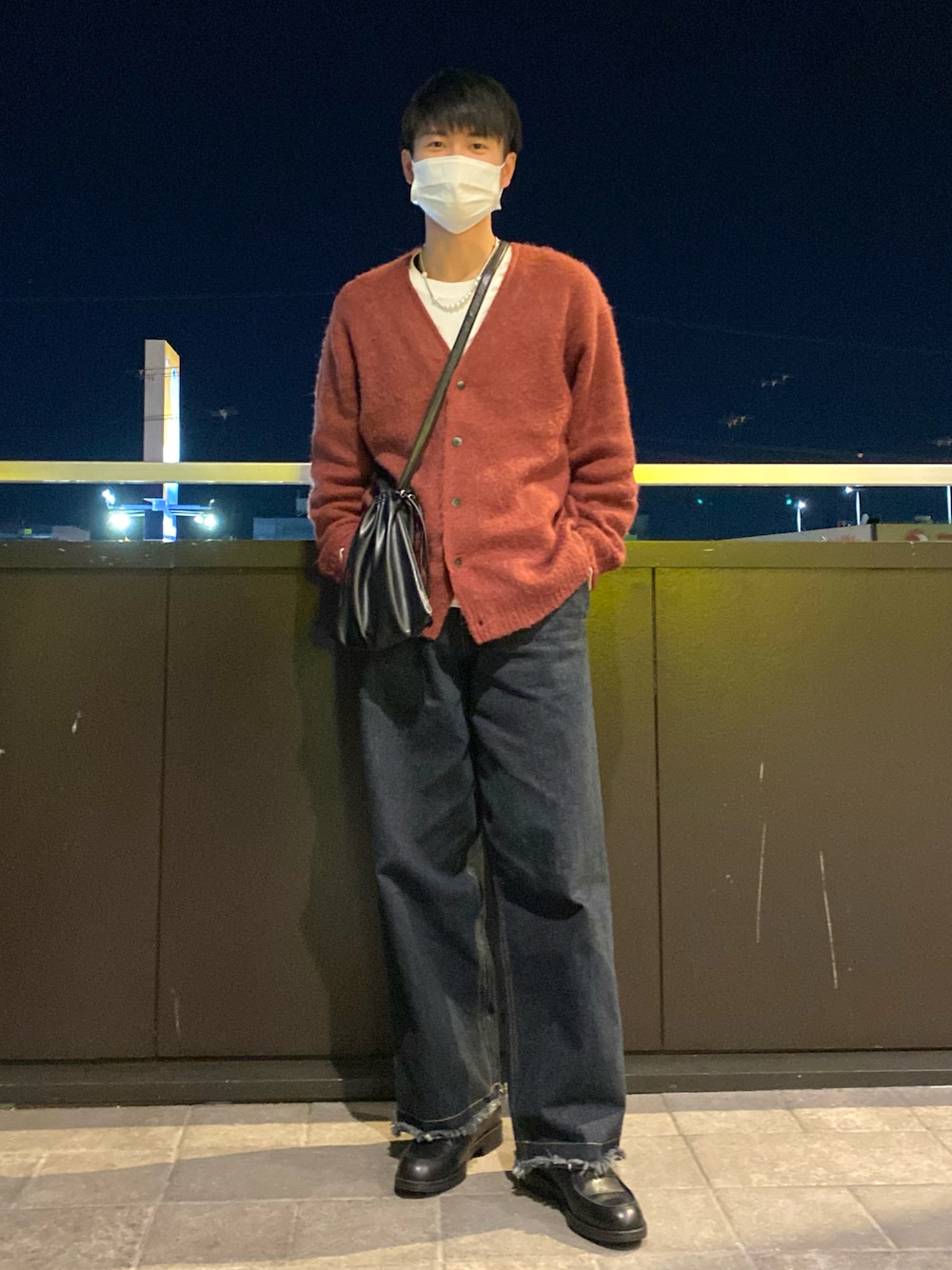 ブルー系のデニムパンツ、ブラック系のローファー、ブラック系のバックパック/リュックを着用したメンズの冬コーディネートの1枚目の写真