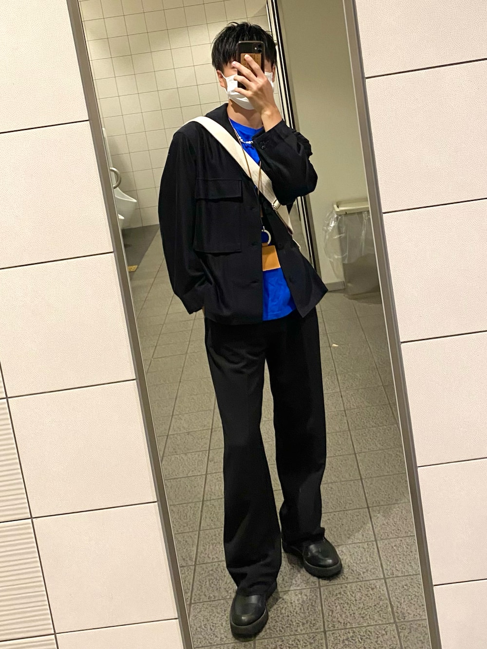 ブラック系のドレスシューズ、ブラック系のスラックス、ブラウン系のネックレスを着用したメンズの秋コーディネートの1枚目の写真