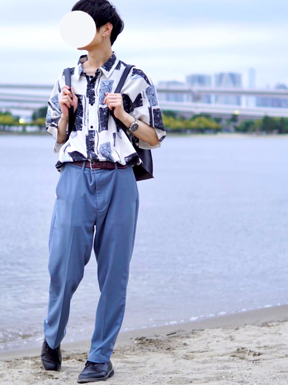 「夏、夏コーデ、シンプルコーデ、爽やかコーデ、Tシャツ、柄シャツ、カラーパンツ」｜「RAGEBLUEのサマーTRストレッチ/テーパードスラックスパンツ（スラックス、ブルー系）」を使った、chinoishさん（メンズ・174cm）の夏コーディネートの1枚目の写真