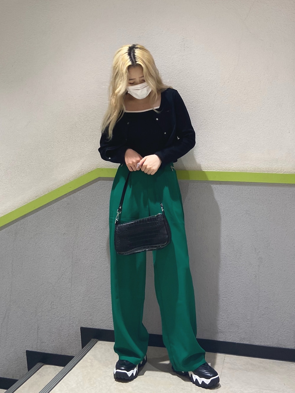 ブラック系のショルダーバッグ、グリーン系のその他パンツ、ブラック系のカーディガン/ボレロを着用したレディースの秋コーディネートの1枚目の写真