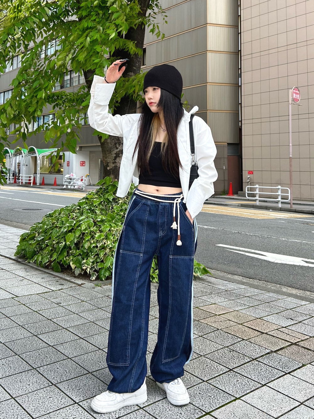 「シャツスタイル、シャツコーデ、キャミソール、ブラトップ、ニット帽、デニムパンツ、ラインデニム、ラインパンツ、ナイキ、ナイキスニーカー、白スニーカー、エアフォースワン、カジュアルコーデ、韓国ファッション、韓国ストリート」｜「AAKEのアイテム（デニムパンツ、ブルー系）」を使った、asukaさん（レディース・155cm）の春コーディネートの1枚目の写真