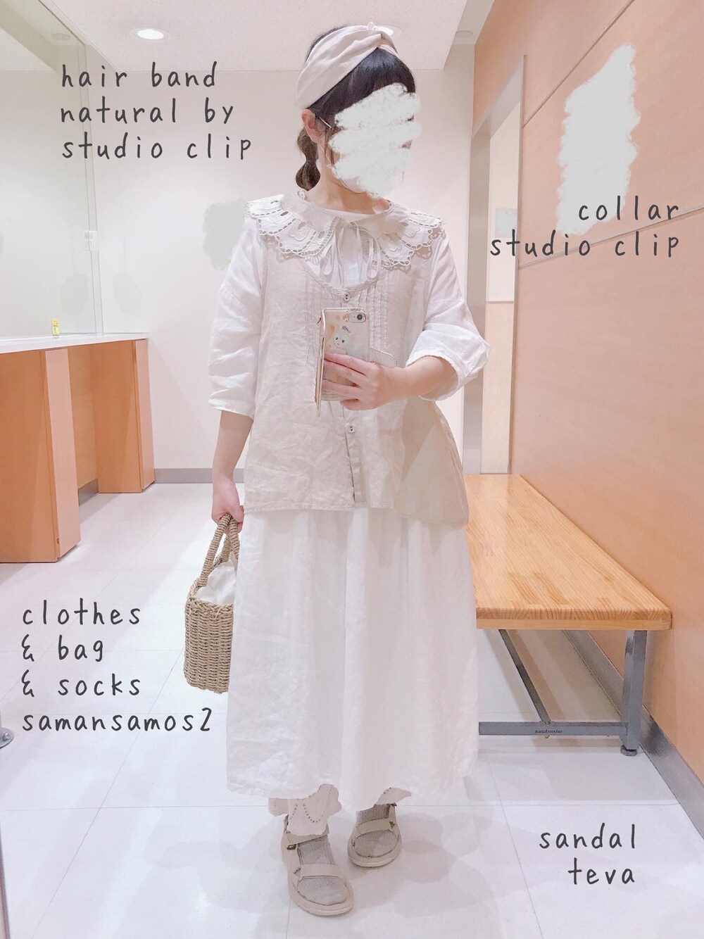 ホワイト系のワンピース、ベージュ系のTシャツ/カットソー、ホワイト系のかごバッグを着用したレディースの夏コーディネートの1枚目の写真