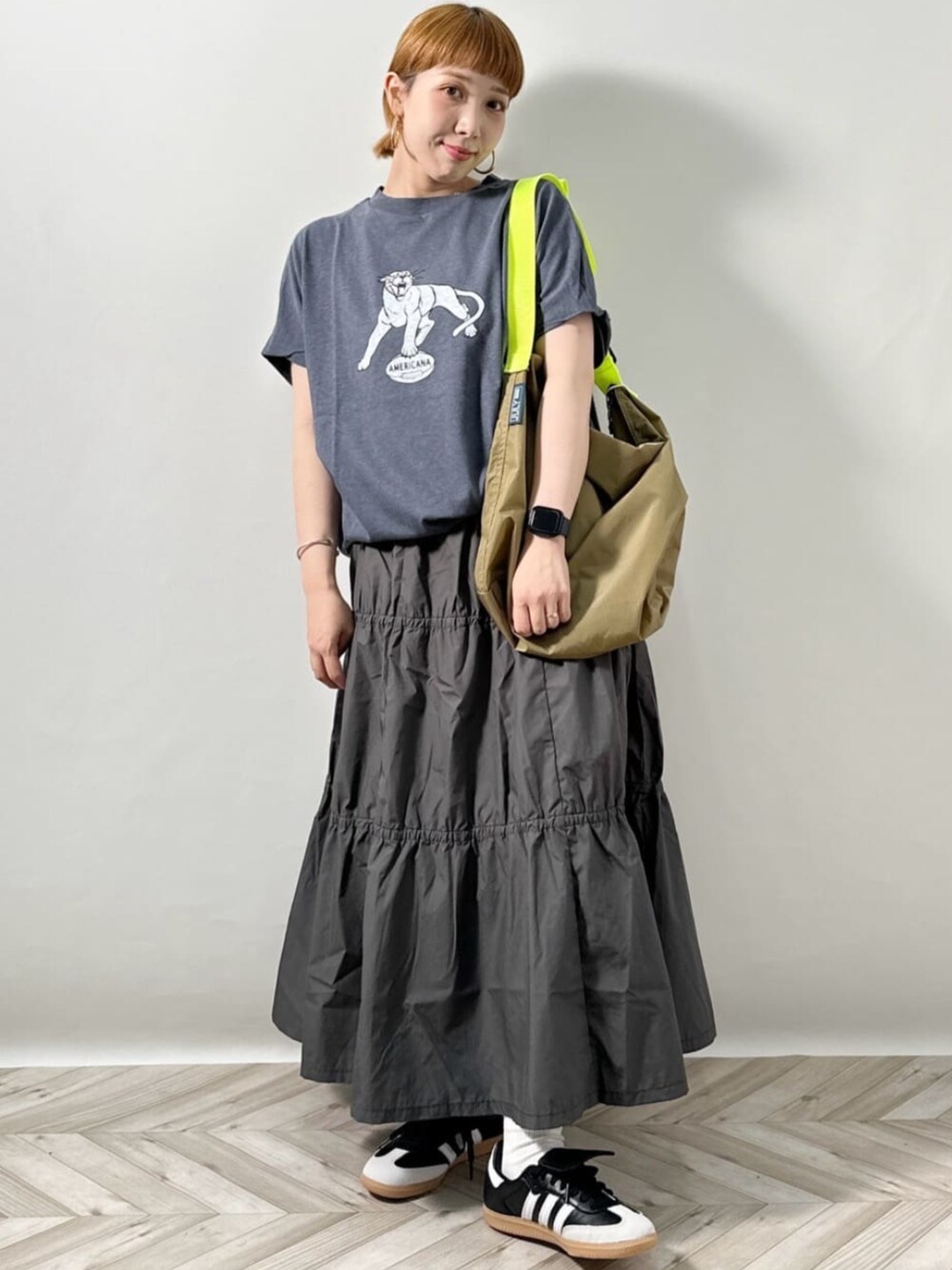 グレー系のTシャツ/カットソー、ベージュ系のショルダーバッグを着用したレディースの夏コーディネートの1枚目の写真