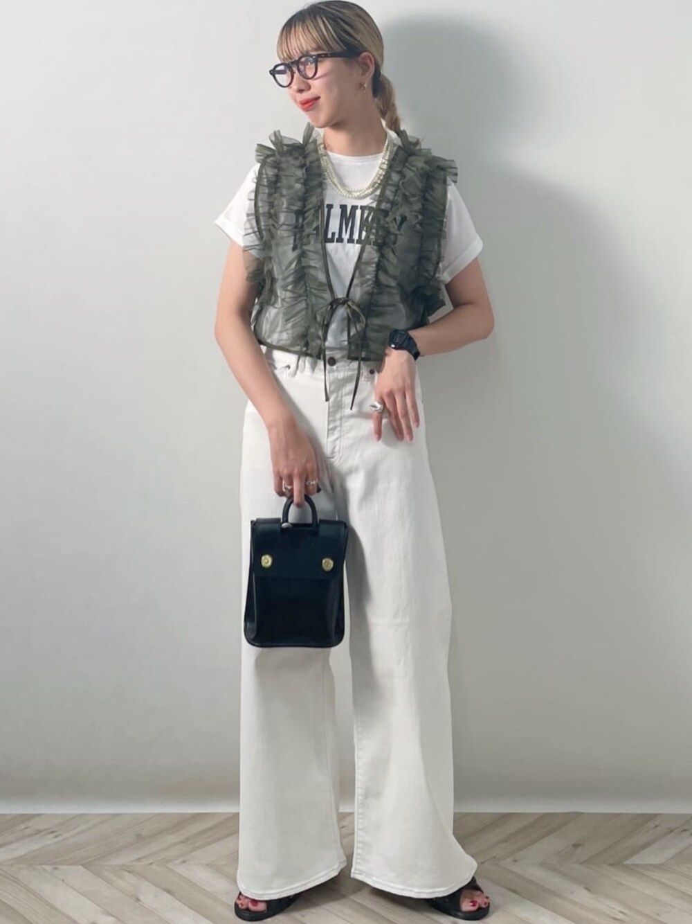 グリーン系のベスト、ホワイト系のTシャツ/カットソーを着用したレディースの夏コーディネートの1枚目の写真