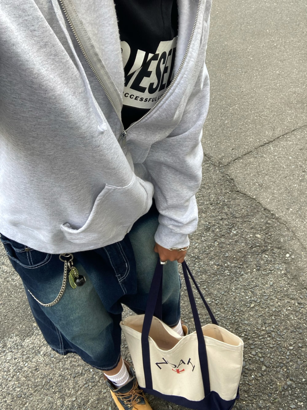 「DIESELのメンズ Ｔシャツ ロゴ エンブロイダリー（Tシャツ/カットソー、ブラック系）」を使った、shinya1515さん（メンズ・178cm）の春コーディネートの1枚目の写真