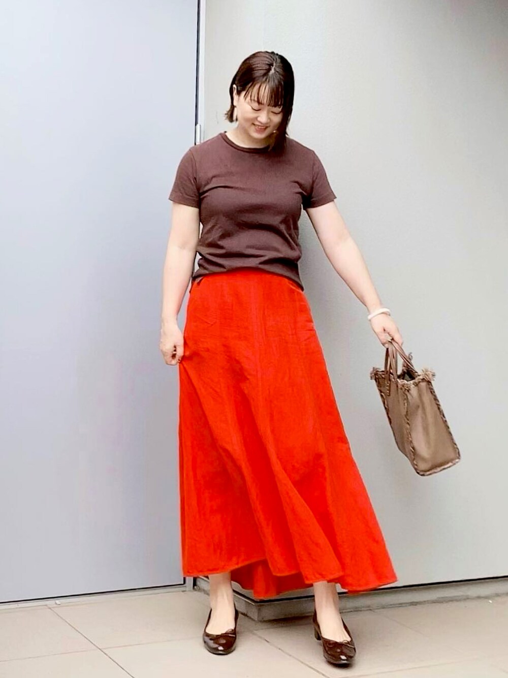 「Tシャツ、ブラウン、red、レッド、バレエシューズ、レインシューズ、雨の日コーデ、メッシュバッグ、レオパード、初秋コーデ、秋コーデ、大人カジュアル」｜「plageのBasic TEE◆（Tシャツ/カットソー、ブラウン系）」を使った、kumikoさん（レディース・165cm）の秋コーディネートの1枚目の写真