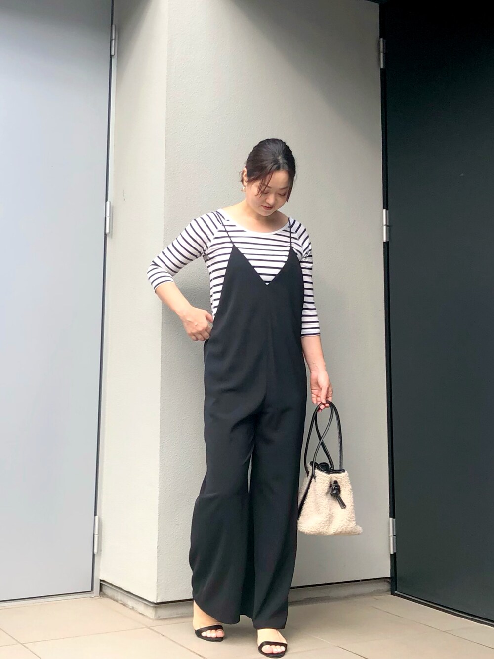 「秋コーデ、着回しコーデ、パンツコーデ、カジュアルコーデ、大人カジュアル、サロペット、オールインワン、キャミサロペット、ボーダートップス、サンダル」｜「plageのボーダーラグランプルオーバー◆（Tシャツ/カットソー、ブルー系）」を使った、kumikoさん（レディース・165cm）の秋コーディネートの1枚目の写真
