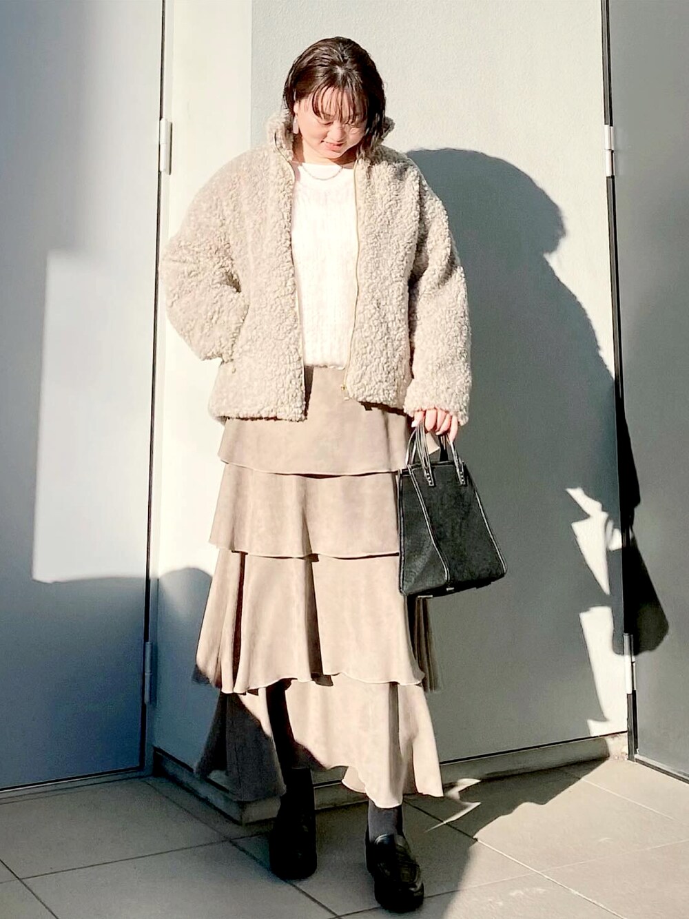 「ワントーンコーデ、ワントーン、ティアードスカート、スエードスカート、厚底ローファー、厚底シューズ、モヘアニット、ボアブルゾン、ボアジャケット、冬コーデ」｜「TATRASの《追加》TATRAS/タトラス LUELA(ルエラ)（ブルゾン、グレー系）」を使った、kumikoさん（レディース・165cm）の冬コーディネートの1枚目の写真