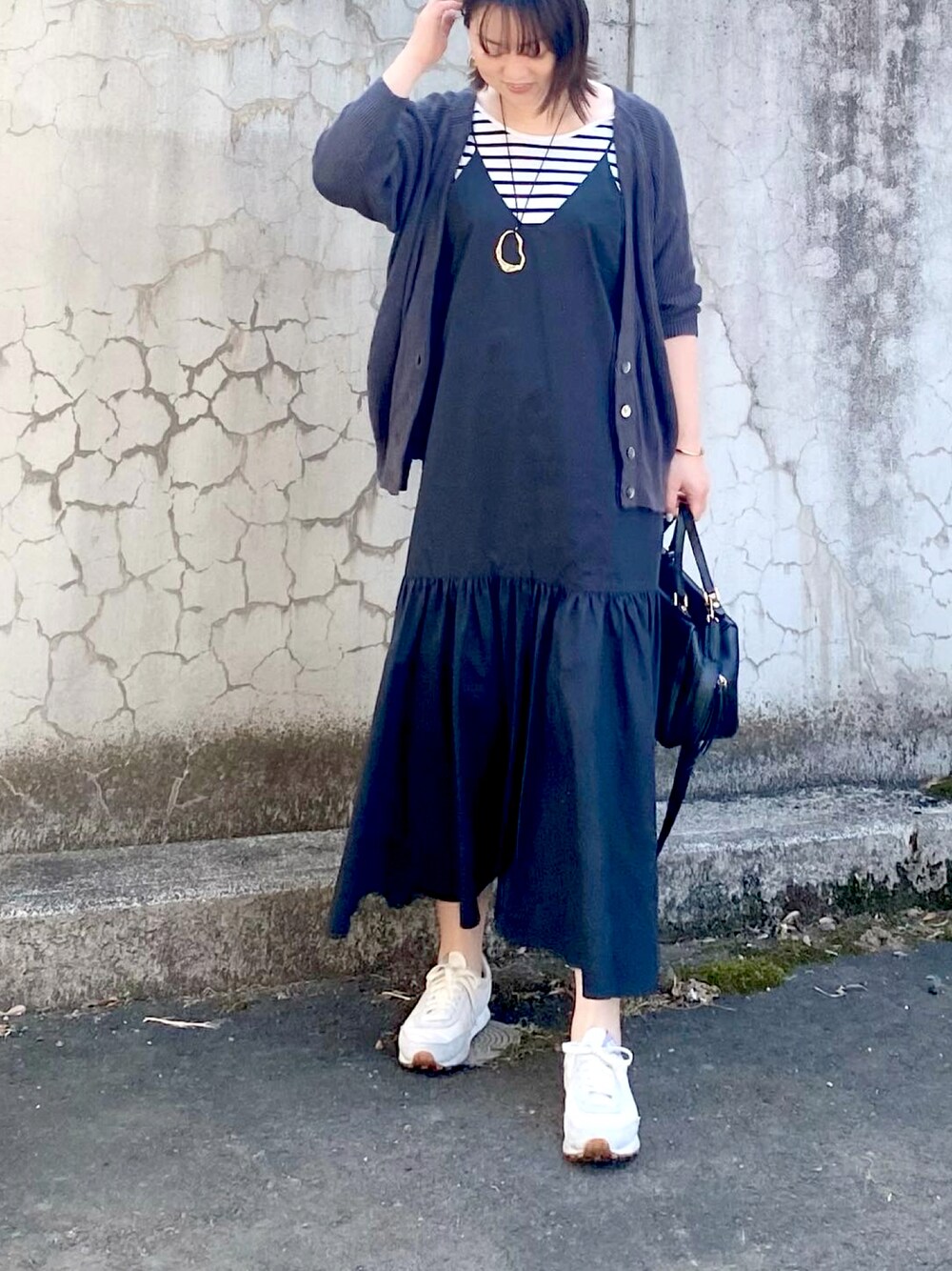 「春コーデ、ボーダー、ボーダートップス、カーディガン、スニーカーコーデ、NIKE、キャミワンピ、ラクチンコーデ、モノトーン」｜「NIKEの【NIKE/ナイキ】ウィメンズ デイブレイク（スニーカー、ベージュ系）」を使った、kumikoさん（レディース・165cm）の春コーディネートの1枚目の写真