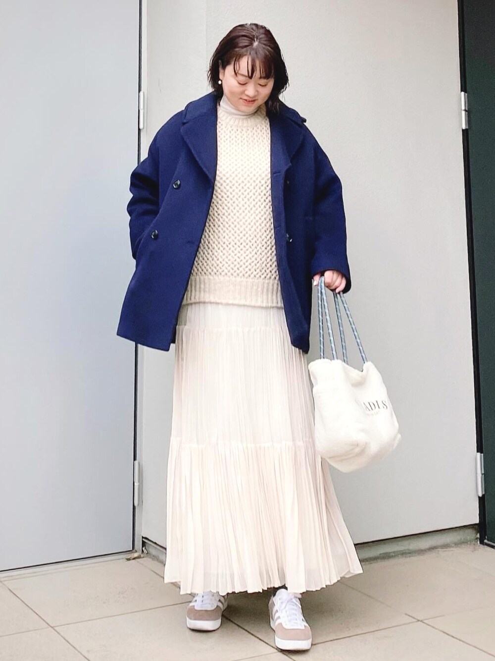 「ピーコート、ラメニット、シアートップス、ティアードスカート、adidas originals、gazelle、冬コーデ、スニーカーコーデ、ボアバッグ、大人カジュアル」｜「Spick & Spanの≪追加≫TICCA / ティッカ ピーコート 0243410232（ピーコート、ブルー系）」を使った、kumikoさん（レディース・165cm）の冬コーディネートの1枚目の写真